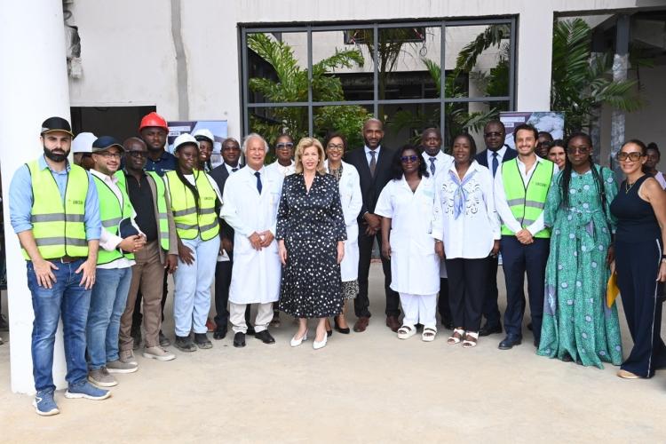 Côte d’Ivoire : Hôpital Mère-Enfant de Bingerville/ Madame Dominique Ouattara visite le chantier de l’aile de chirurgie cardiaque pédiatrique 